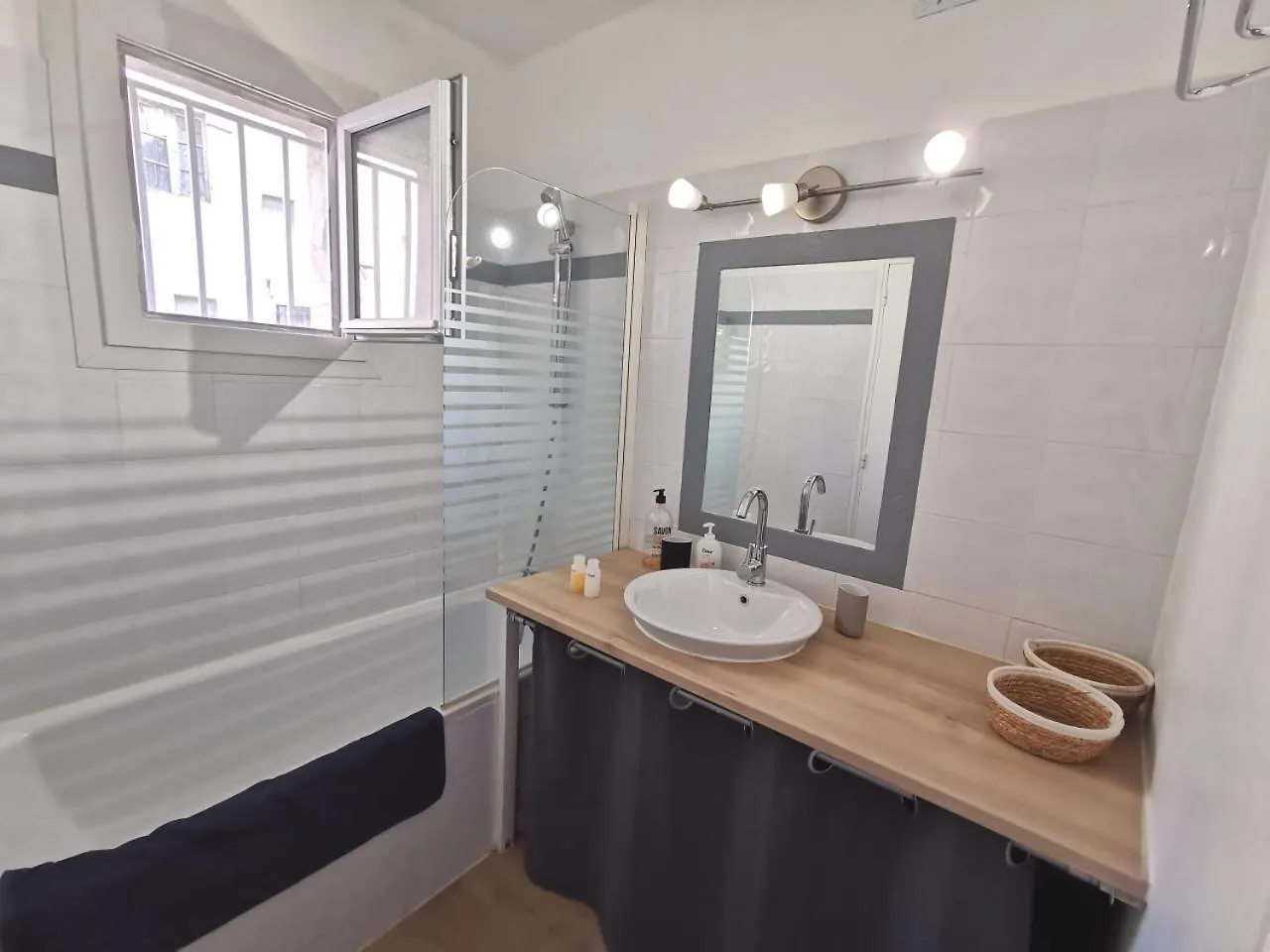 Bourse Appartement Une Chambre Separee Coeur De Ville Avignon France